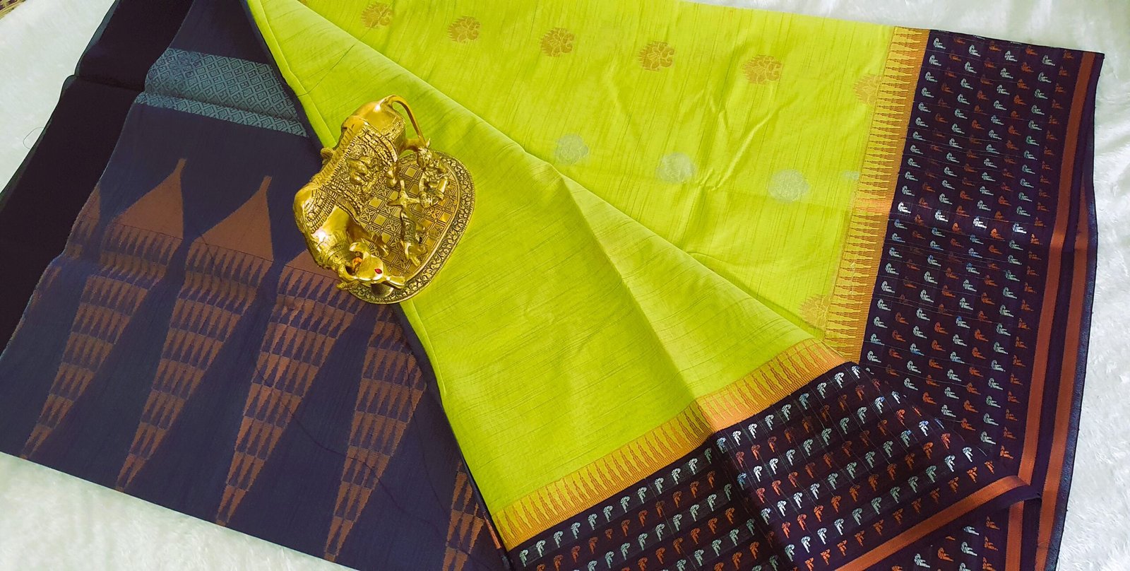Light Yellow and Dark Blue Silk Saree - Image 5