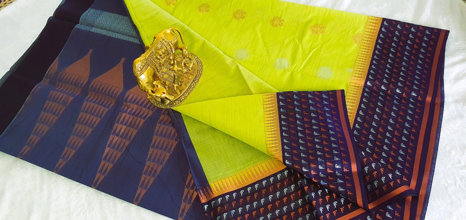 Light Yellow and Dark Blue Silk Saree - Image 3