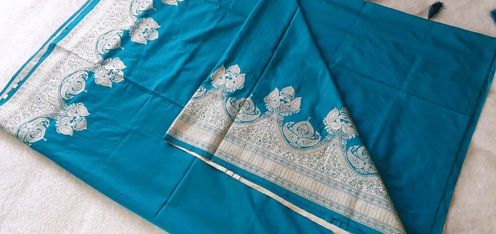 Peacock Green and Gold Dola Silk Saree - Image 11