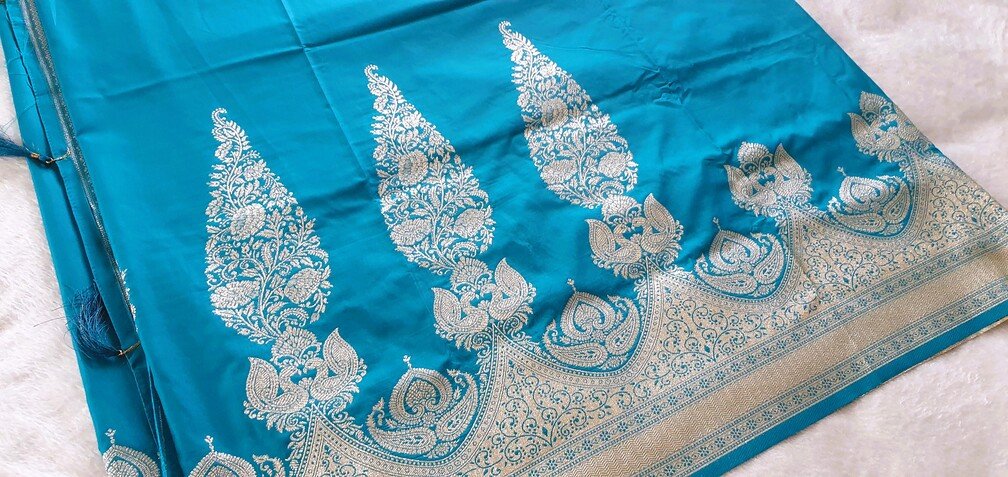 Peacock Green and Gold Dola Silk Saree - Image 10