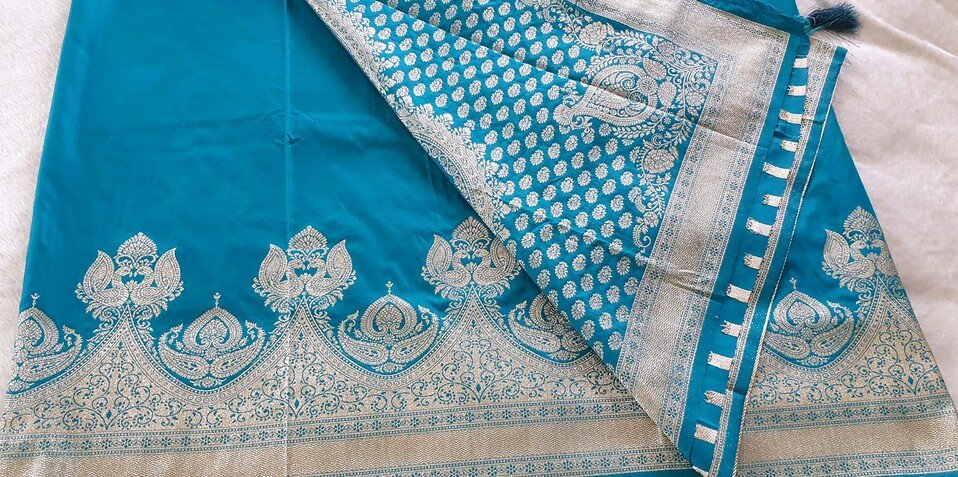 Peacock Green and Gold Dola Silk Saree - Image 9