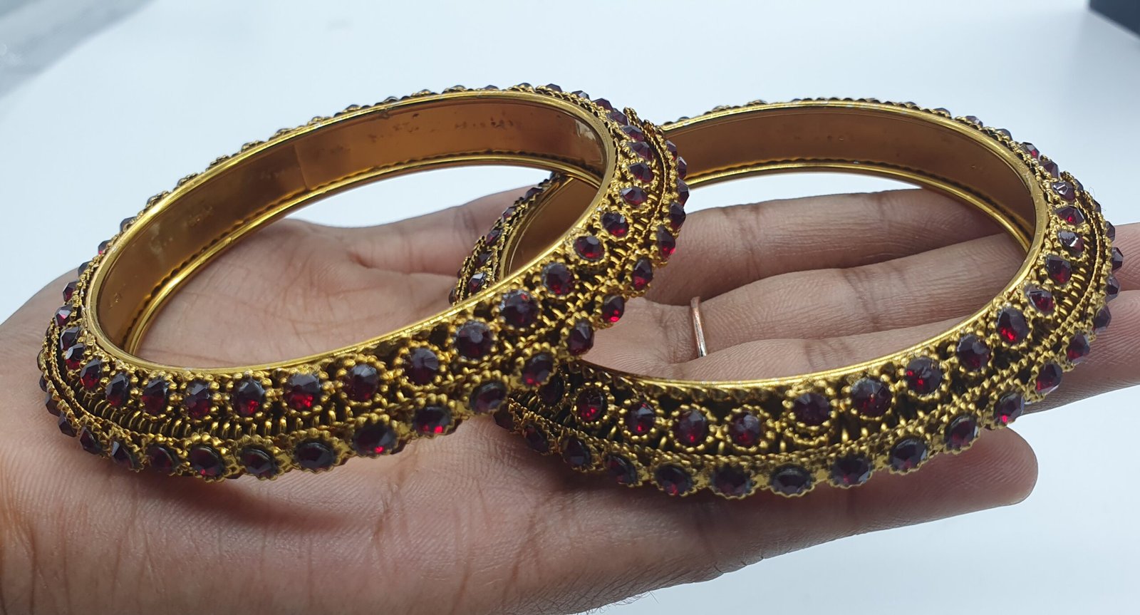 Marron Stone With Oxidised Gold Bangles