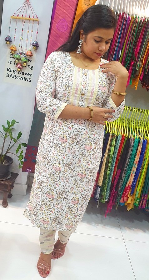 White Colour Casual Women Kurthi Top With Pant - Image 4