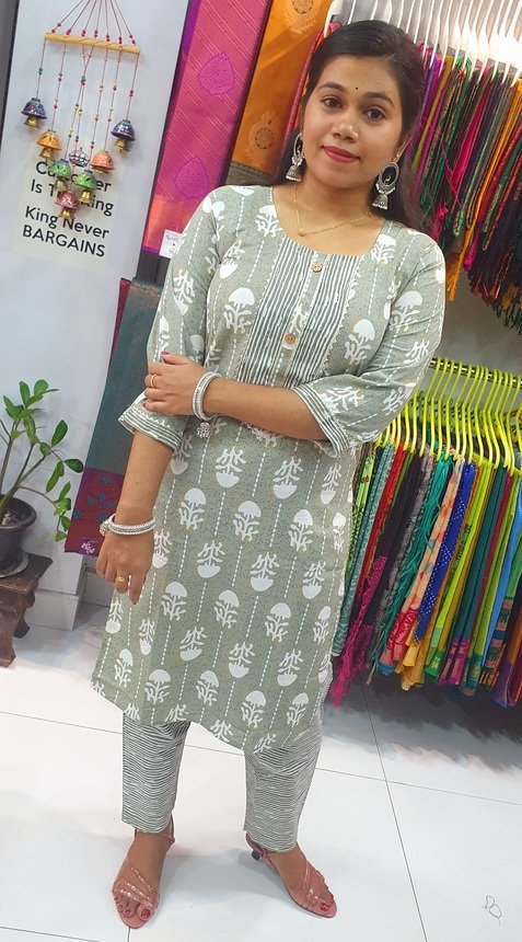 Grey and White Colour Casual Women Kurthi Top With Pant