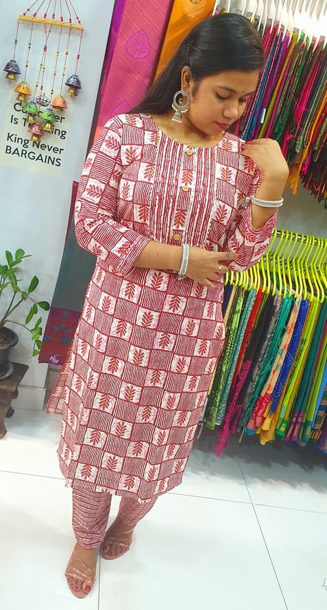 Red and White Colour Casual Women Kurthi Top With Pant - Image 4