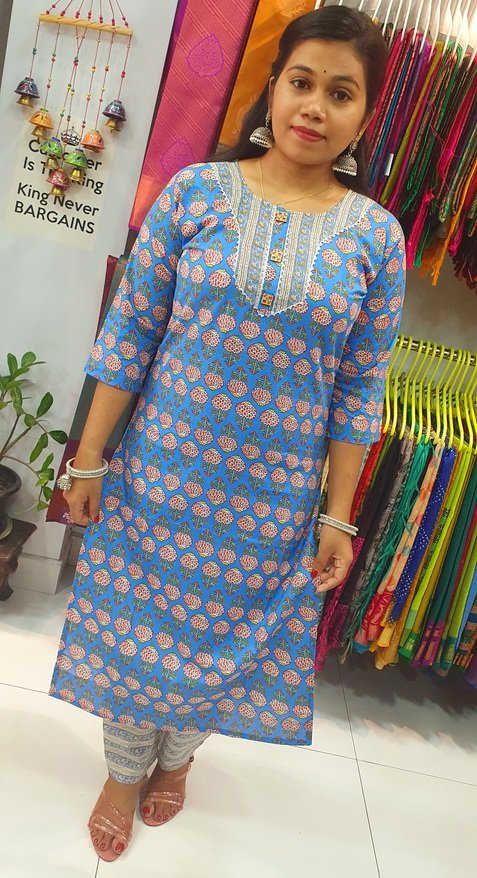 Blue and Red Colour Casual Women Kurthi Top With Pant