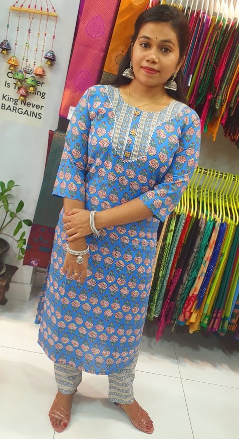 Blue and Red Colour Casual Women Kurthi Top With Pant - Image 2