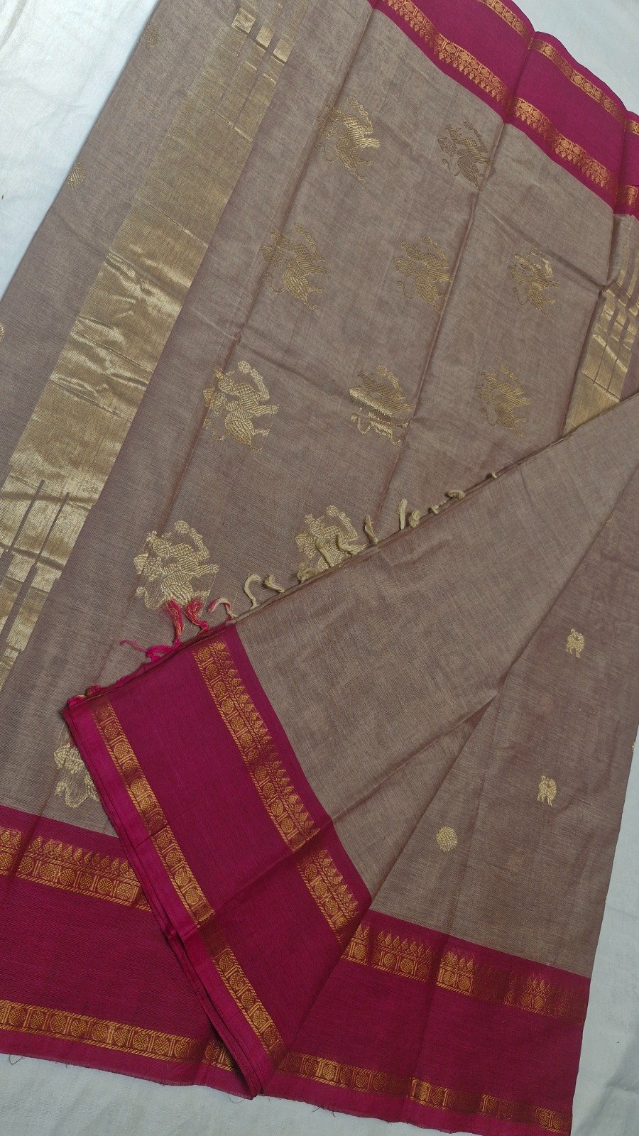 Premium Mushroom Taupe With Deep Rani Pink Antique Gold Zari Border Kanchi Cotton Saree with Rich Pallu Premium Mushroom Taupe With Deep Rani Pink Antique Gold Zari Border Kanchi Cotton Saree with Rich Pallu - Image 4