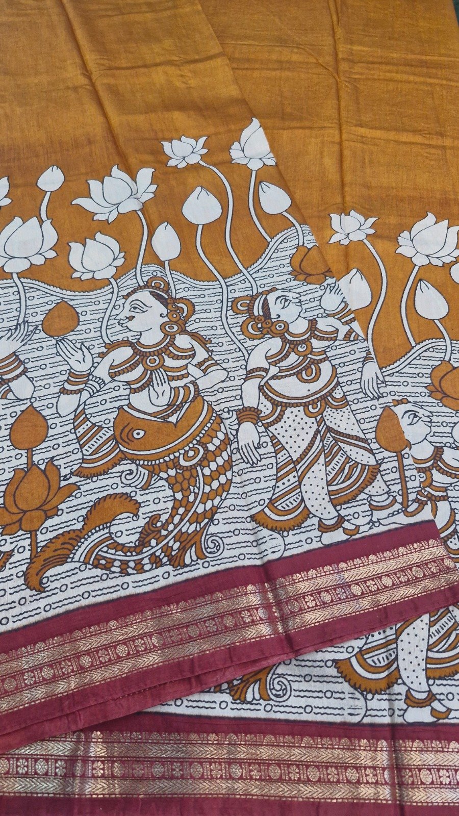 Antique Mustard Yellow with Maroon Border Traditional Dancing Women With White Lotus Designer Soft Cotton Kalamkari Saree Antique Mustard Yellow with Maroon Border Traditional Dancing Women With White Lotus Designer Soft Cotton Kalamkari Saree - Image 3
