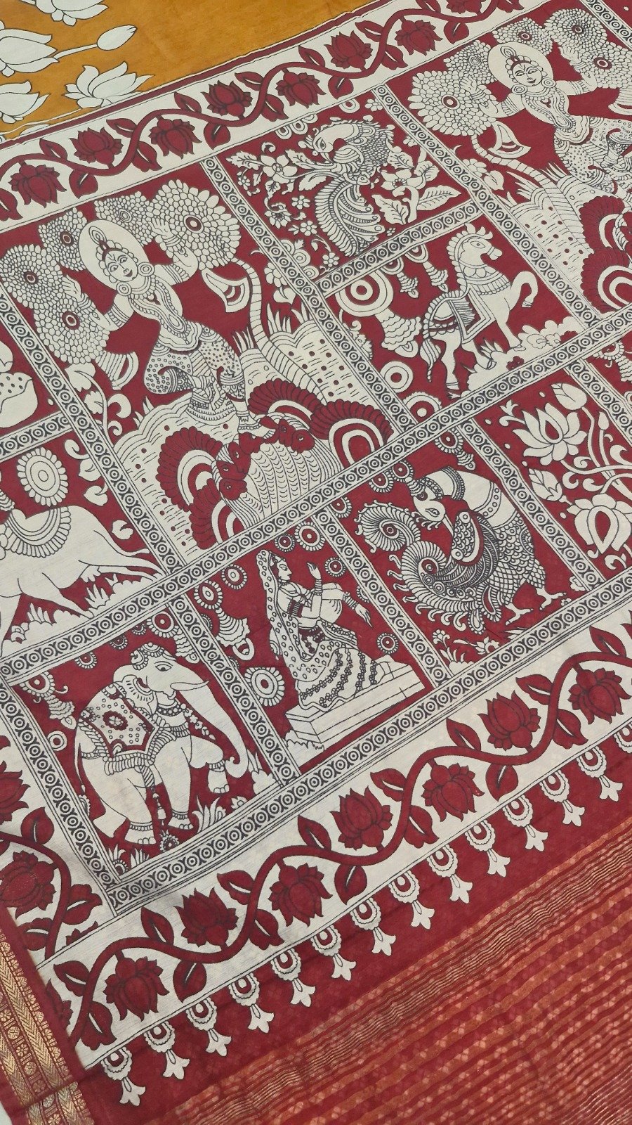 Antique Mustard Yellow with Maroon Border Traditional Dancing Women With White Lotus Designer Soft Cotton Kalamkari Saree Antique Mustard Yellow with Maroon Border Traditional Dancing Women With White Lotus Designer Soft Cotton Kalamkari Saree - Image 7