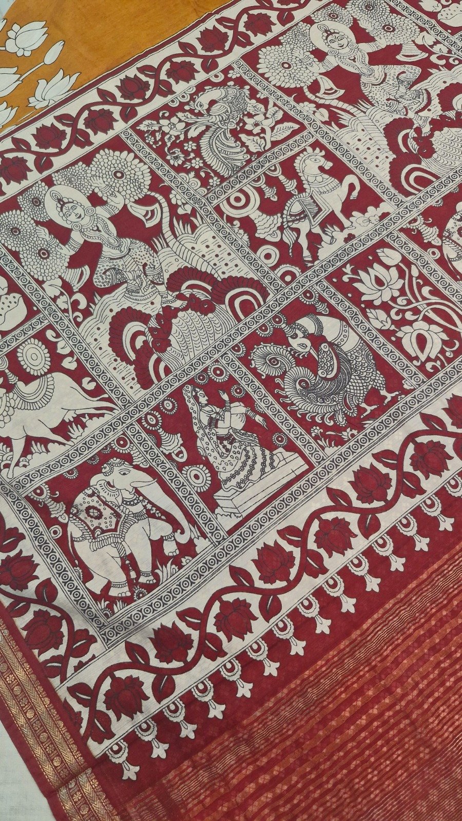 Antique Mustard Yellow with Maroon Border Traditional Dancing Women With White Lotus Designer Soft Cotton Kalamkari Saree Antique Mustard Yellow with Maroon Border Traditional Dancing Women With White Lotus Designer Soft Cotton Kalamkari Saree - Image 6