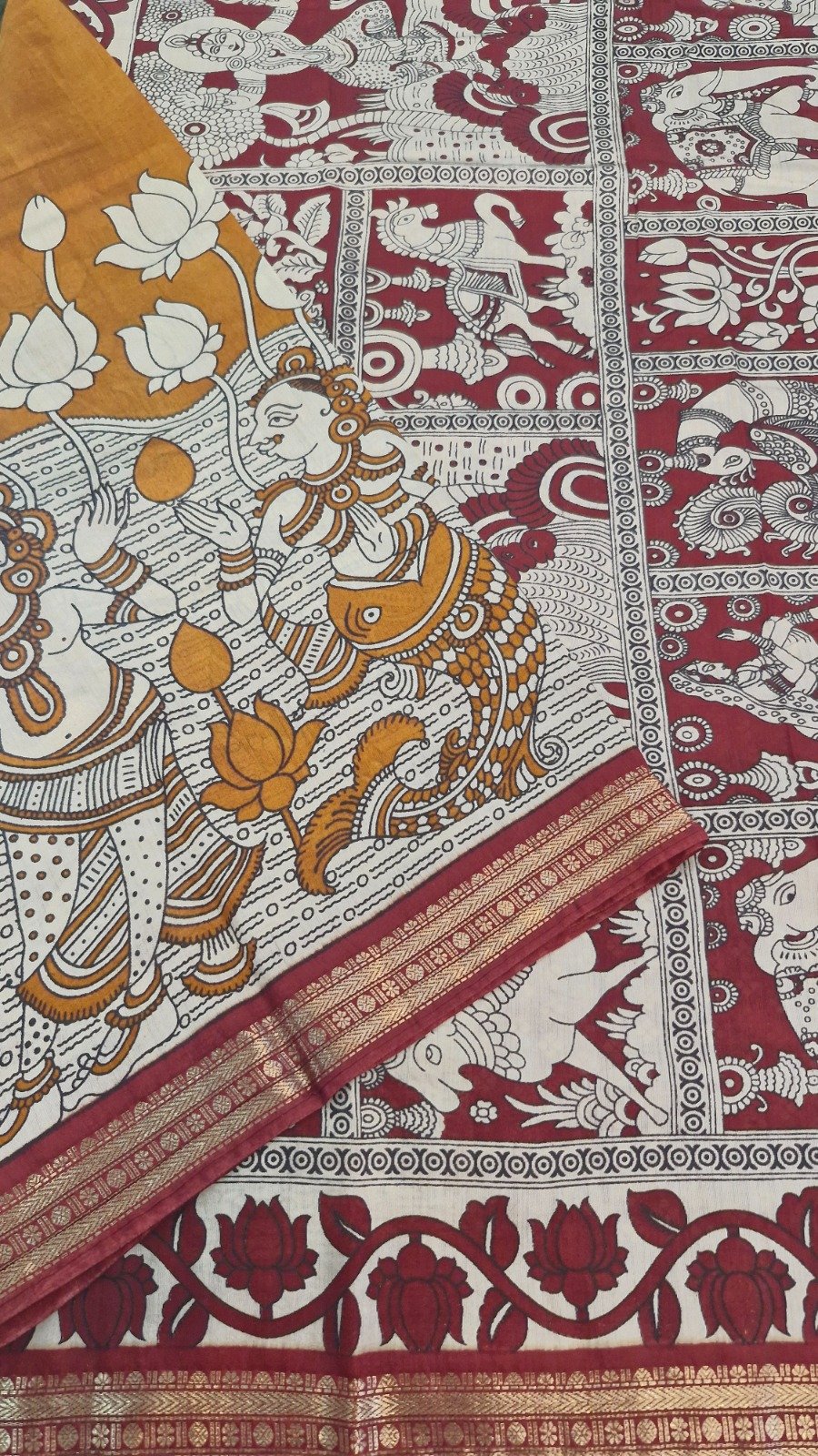 Antique Mustard Yellow with Maroon Border Traditional Dancing Women With White Lotus Designer Soft Cotton Kalamkari Saree Antique Mustard Yellow with Maroon Border Traditional Dancing Women With White Lotus Designer Soft Cotton Kalamkari Saree - Image 5
