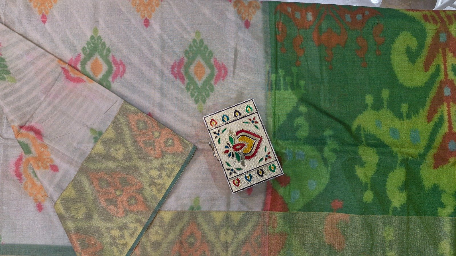 Light Silver Grey with Green Contrast Pallu and Multicolour Floral Designer Premium Soft Silk Saree Light Silver Grey with Green Contrast Pallu and Multicolour Floral Designer Premium Soft Silk Saree - Image 2