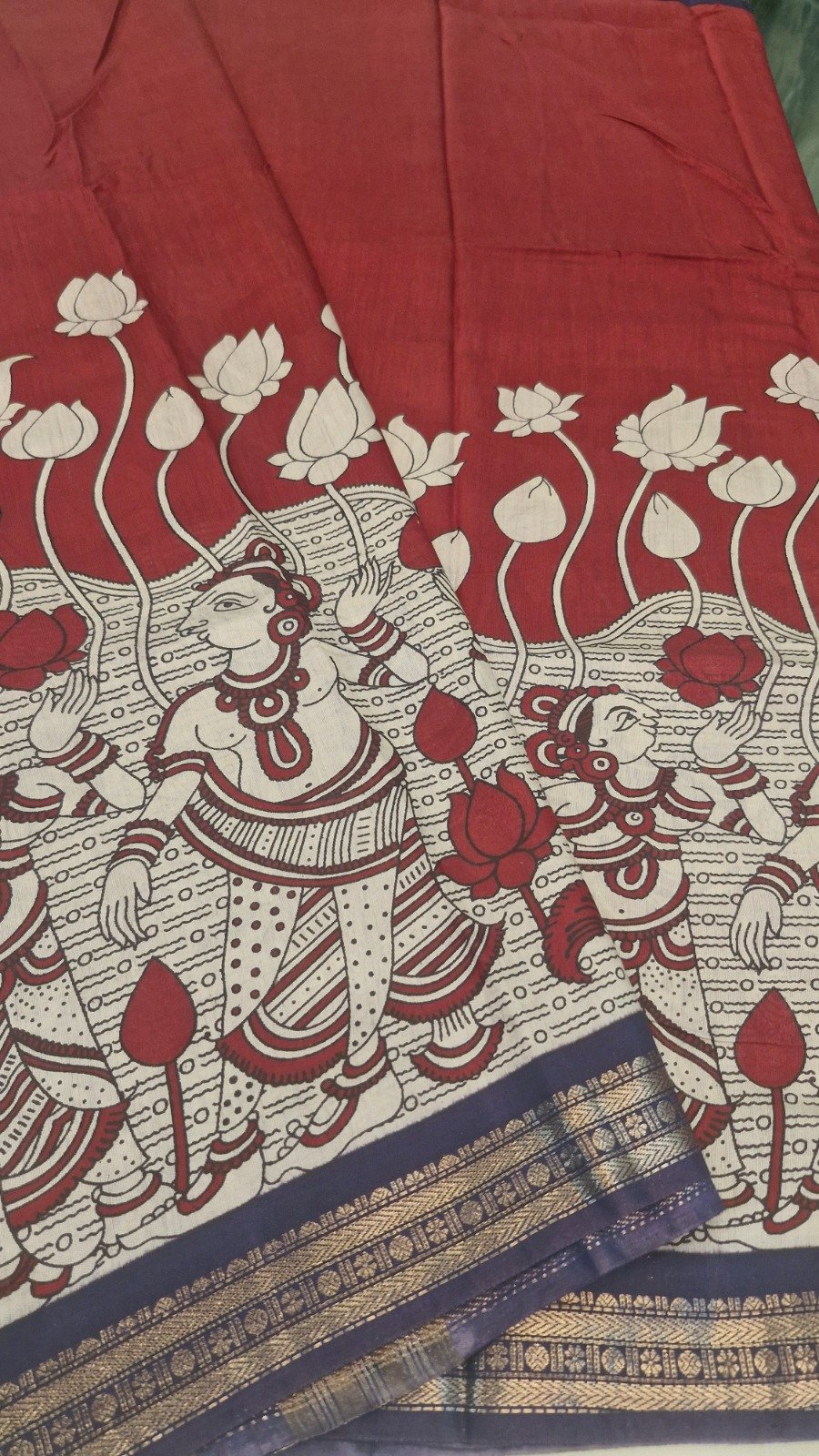 Deep Maroon And Beige With Blue Border Traditional Dancing Women With Lotus Floral Designer Soft Cotton Kalamkari Saree Deep Maroon And Beige With Blue Border Traditional Dancing Women With Lotus Floral Designer Soft Cotton Kalamkari Saree - Image 4